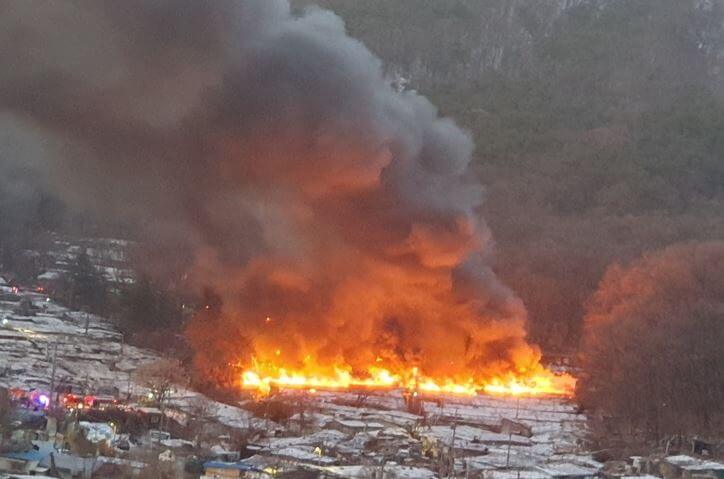 서울 강남구 구룡마을에서 큰불이 일어나 시민들이 대피했다.