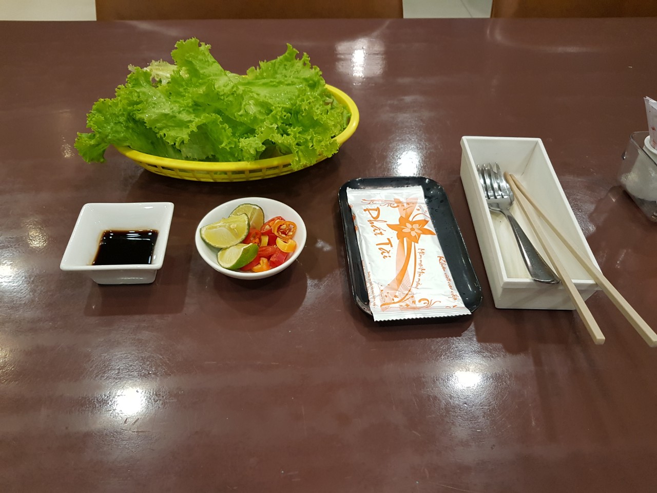 호치민 빈탄군 로컬 음식점 Fruicy - 테이블 세팅