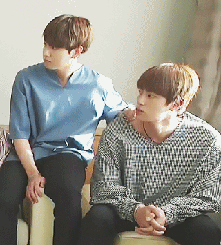  방탄 진과 정국이 붙어있으면 높은 확률로 볼 수 있는 풍경.gif (스압)