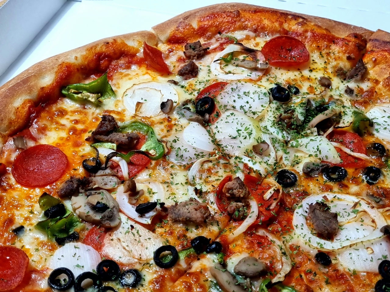 주말 저녁에 먹고 남은 피자는 일요일 아침에 먹을 수 있는 음식이 됩니다.