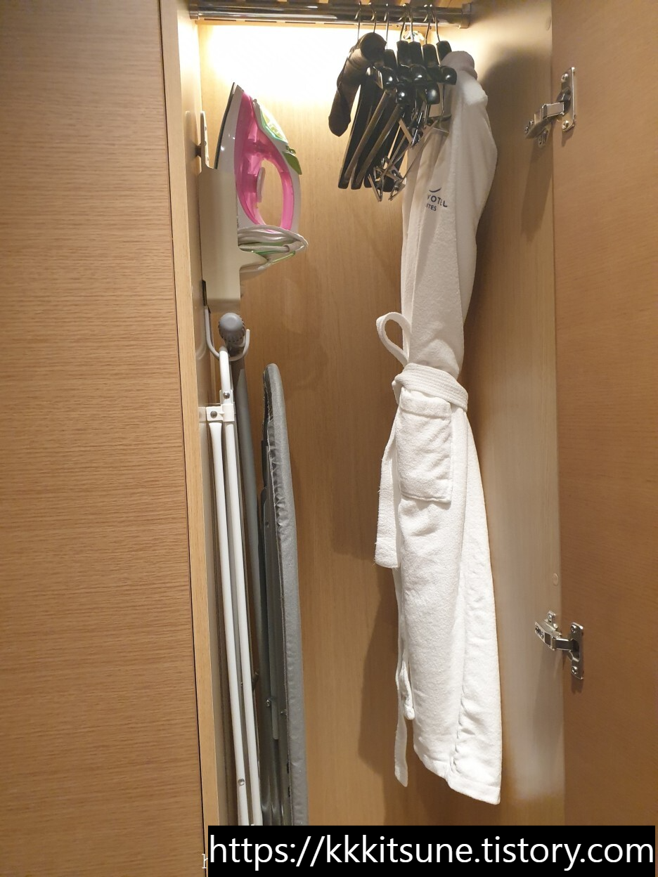 용산 드래곤시티 노보텔 호텔 옷장과 가운