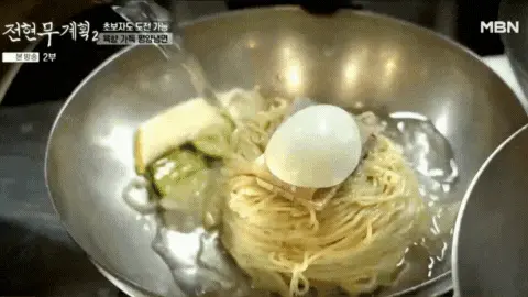 메밀면이-들어있는-사발에-육수가-콸콸-부어지고-있는-평양냉면