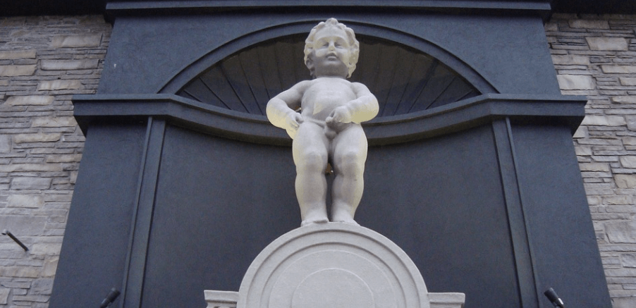 소변을 보고 있는 어린이 동상