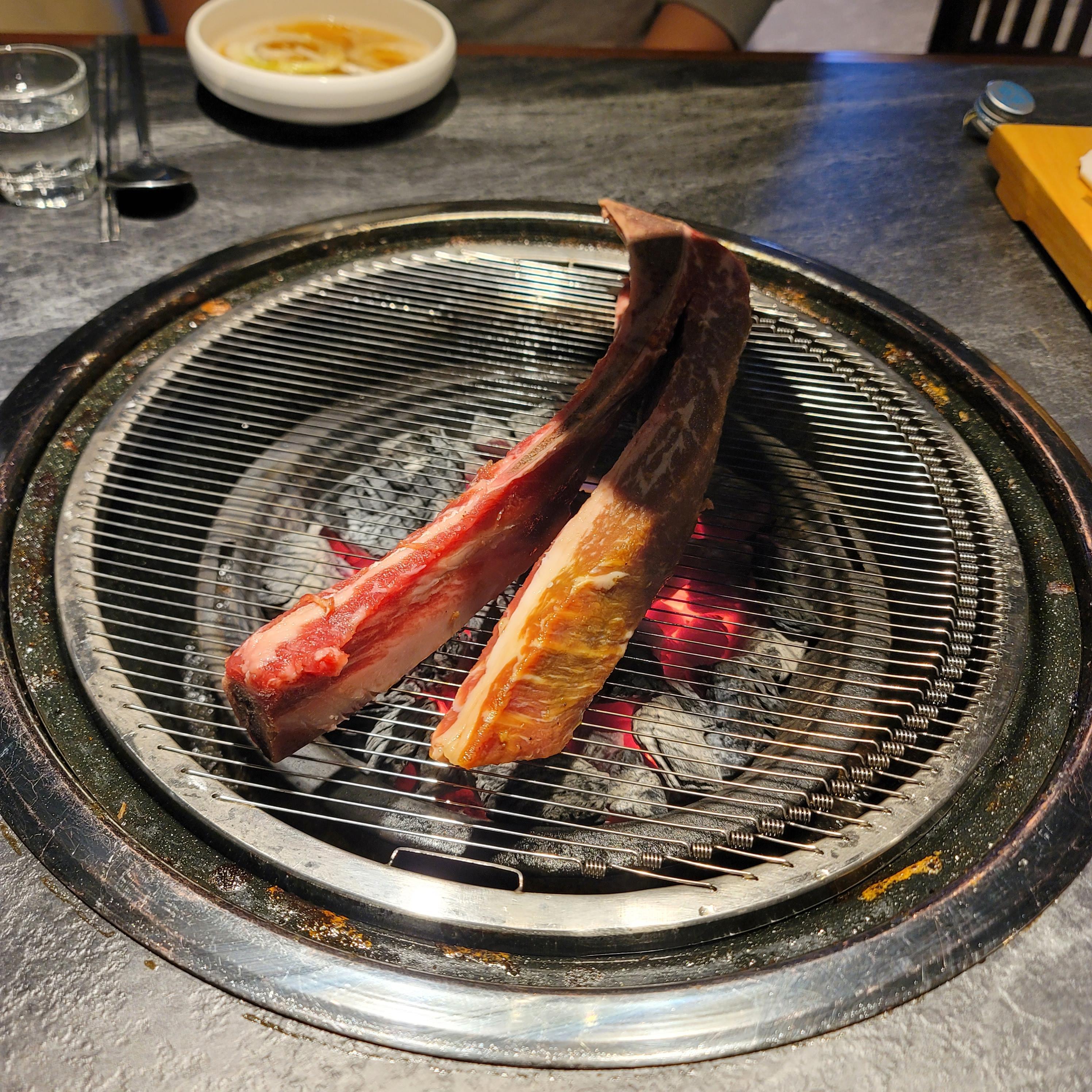 숯불에 구운 돼지갈비