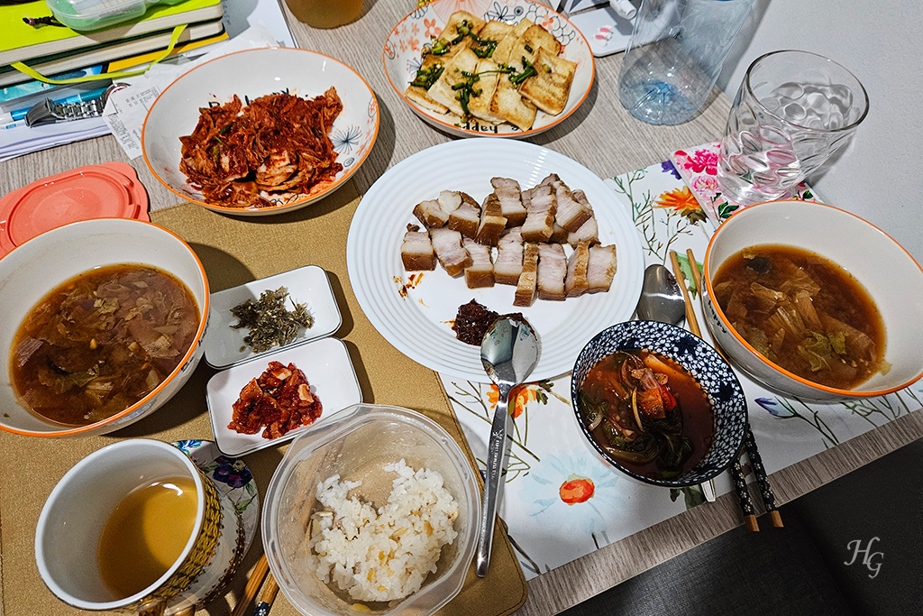 보쌈 김치 된장국 두부부침 멸치볶음 물김치 등