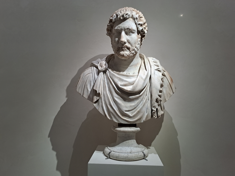 하드리하누스-황제의-조각상