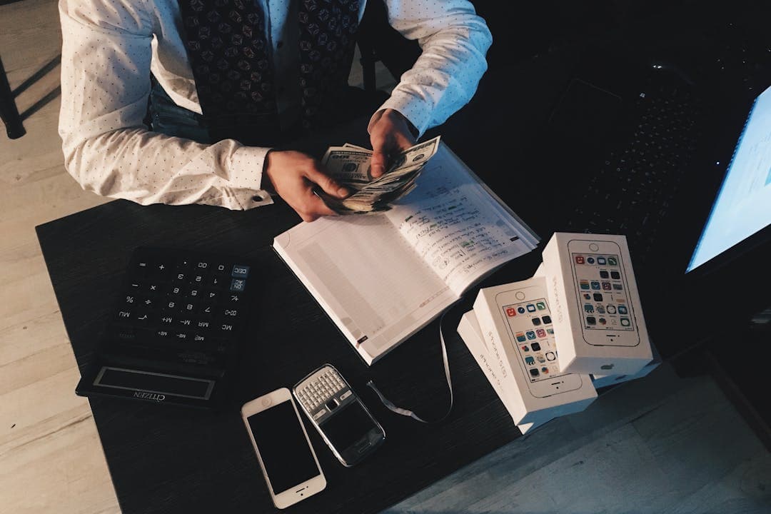 돈을 세며 서류를 검토하고 있는 사람의 사진