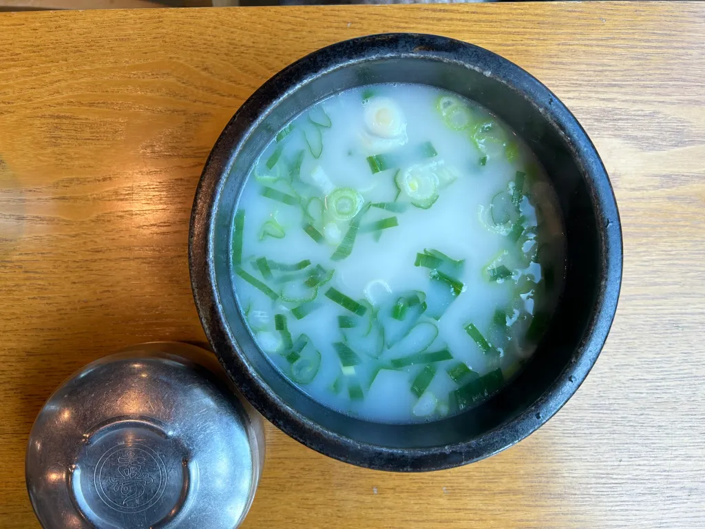 주문한 곰탕(보통) 한그릇을 보여주는 이미지