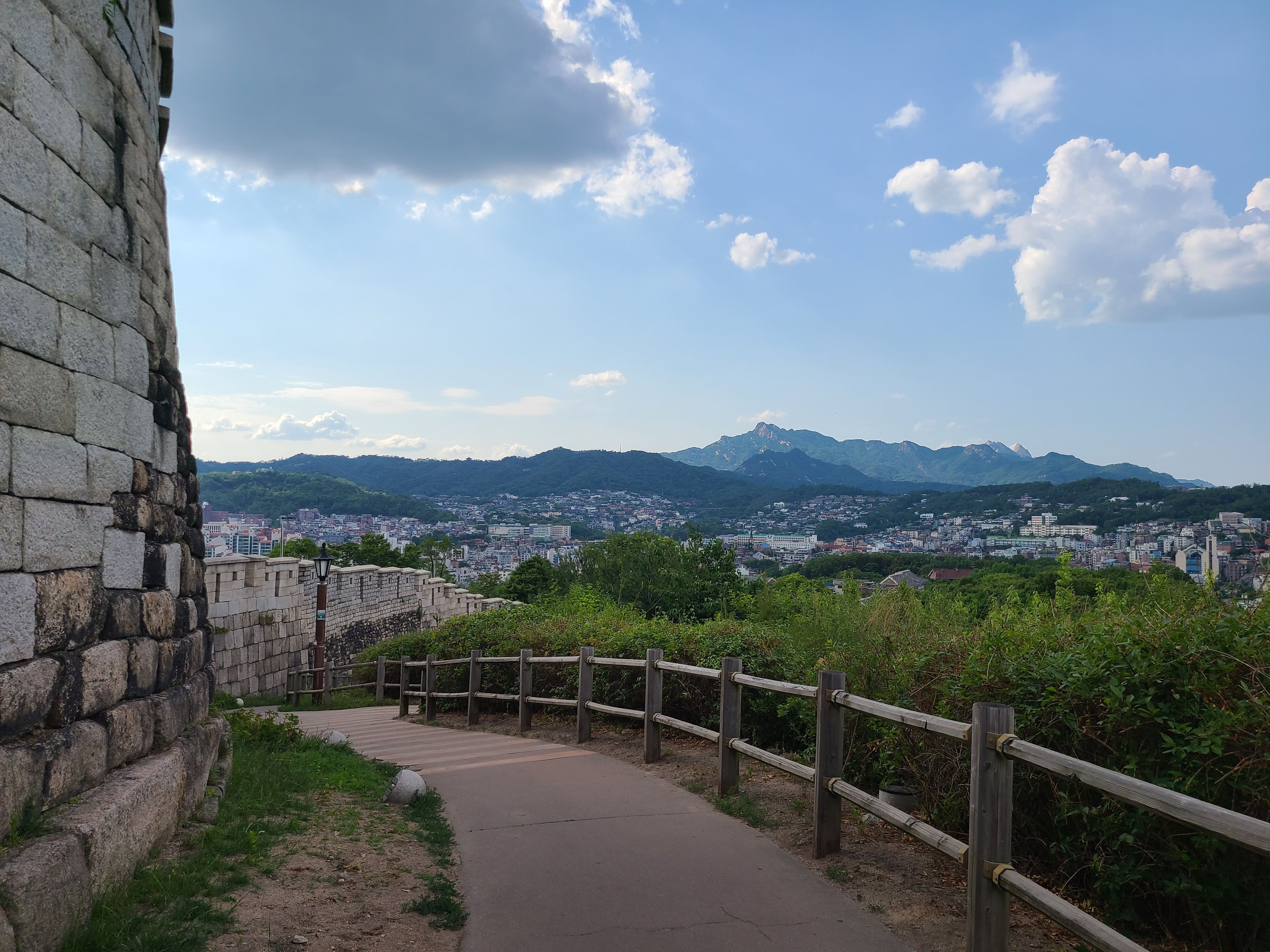 옛 모습을 간직하고 있는 성곽와 현대의 서울 모습이 조화를 이루는 낙산순성길