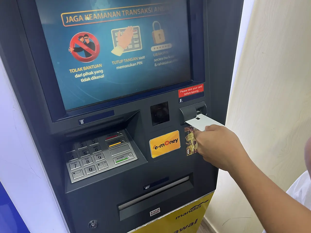 발리 E-Money ATM 카드 삽입