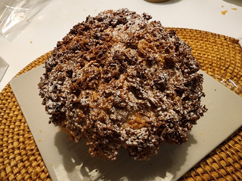 고슬고슬한 코코넛이 위에 뿌려진 갈색빛의 빠몽 드 데우스.