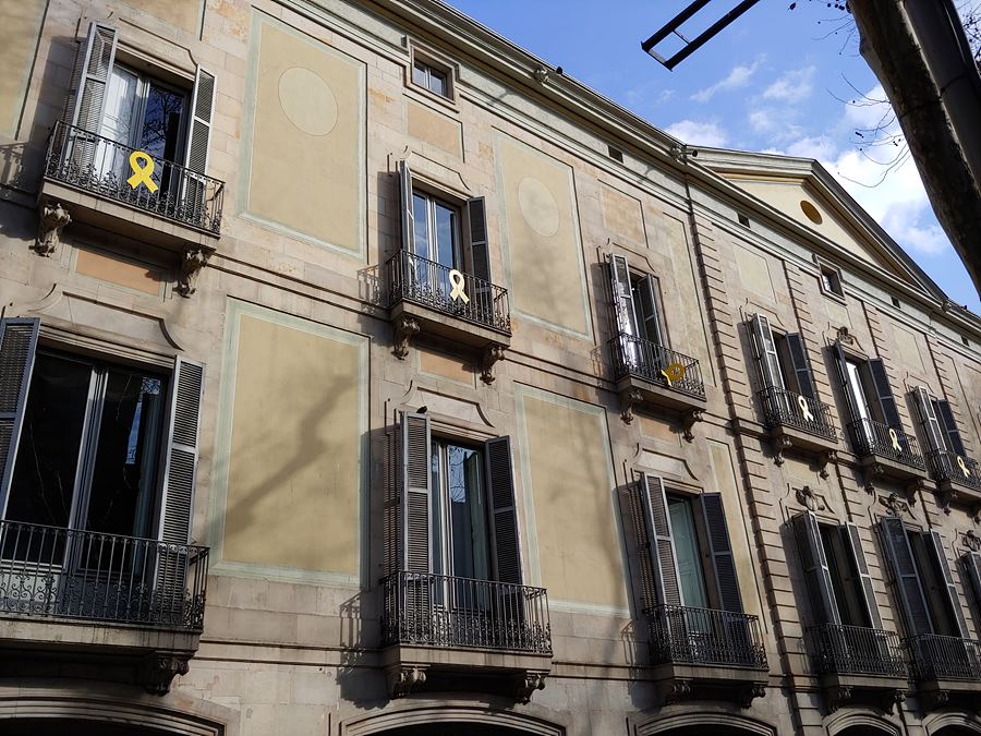 바르셀로나의 흔한 노란 리본. 많은 집에서 볼 수 있다.