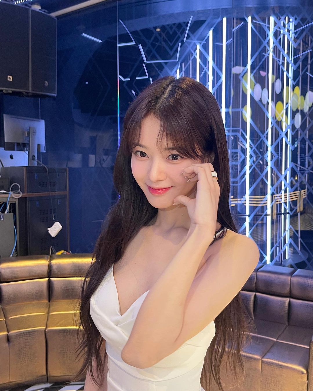  배우 노정의 제1회 청룡시리즈어워드 화이트드레스 사진 5장