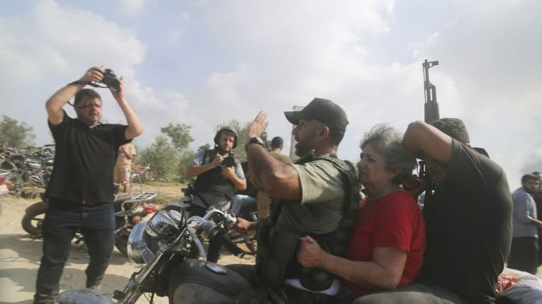 하마스&#44; 이스라엘 군인·민간인 최소 수십명 인질로 잡아가 Video appears to show Hamas taking Israeli civilian hostage