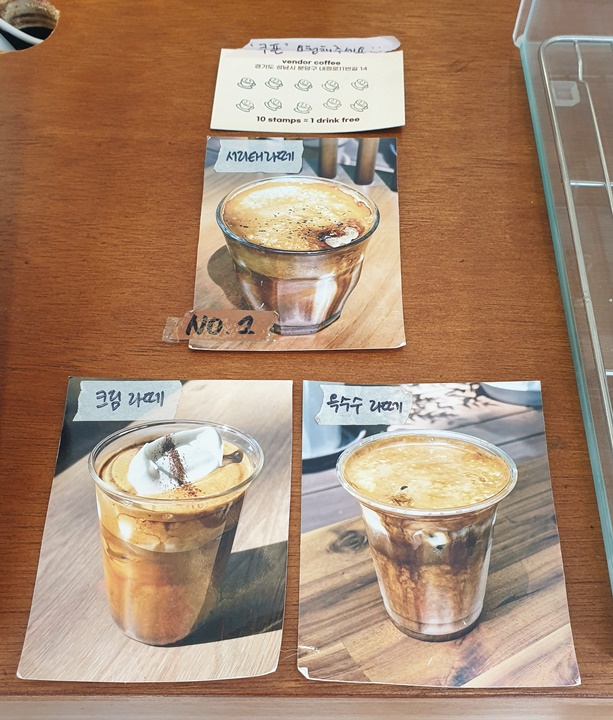 벤더커피의-시그니처크림라떼-3종인-서리태라떼가-맨-위에-크림라떼는-왼쪽아래에-옥수수라떼-오른쪽아래에-사진이-있다-vendorcoffees-signature-three-cream-lattes-are-printed-next-to-the-menu