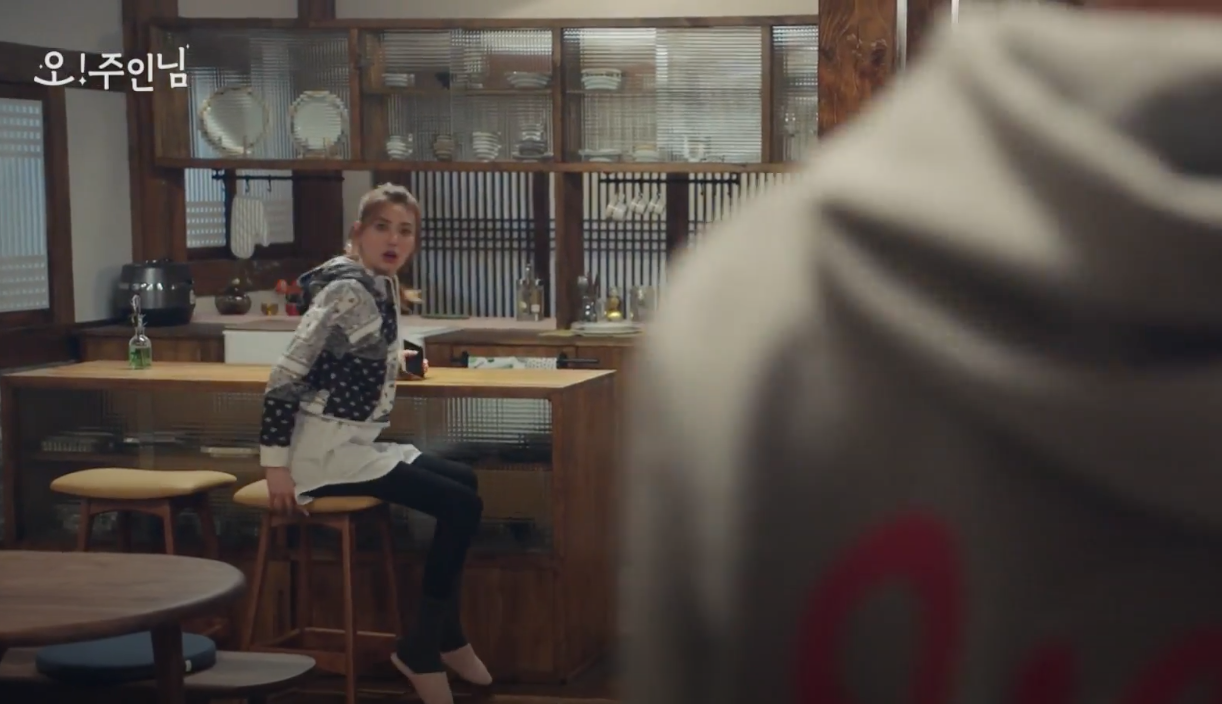  [TV속패션] 오주인님 2회 임진아(나나) 반다나 프린트 후드티 패션 정보 #오주인님 2회 임진아(나나) ALICE & OLIVIA JEANS 반다나 프린트 후드티