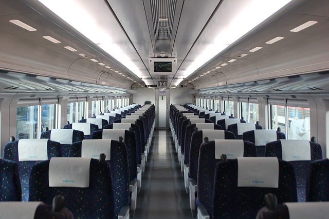 기차-객실 내부-의자가-비어있는-모습을-찍은-사진