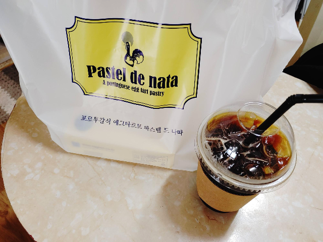  아침 일찍부터 배달되는 포르투갈식 에그타르트 파스텔 드 나따 아이스아메리카노는 무조건 서비스로줌