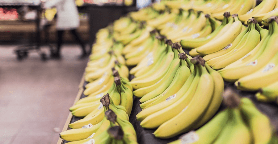 마트 진열장에 바나나가 진열 되어 있다