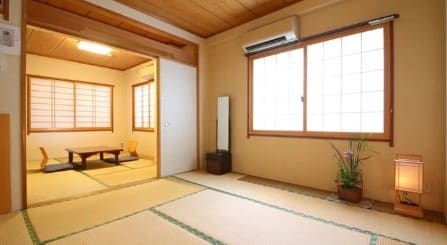 일본식 타다미가 넓게 깔려있는 객실 내부