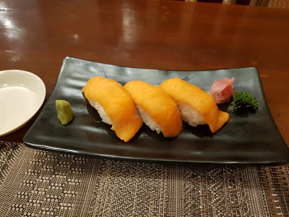 인도네시아 카라왕 일식 전문점 Mangetsu - 연어 초밥(Salmon Nigiri)