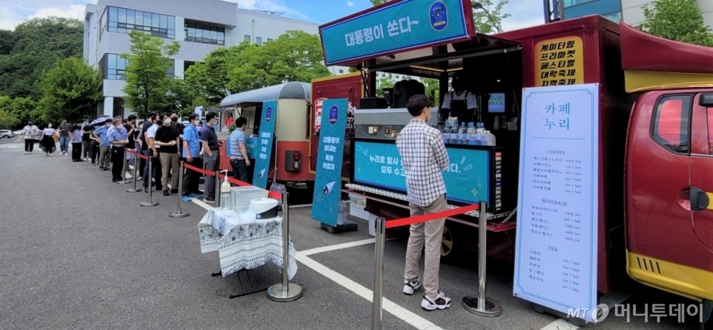  "尹대통령이 쏜다"..누리호 영웅들에 1000명분 '커피차'