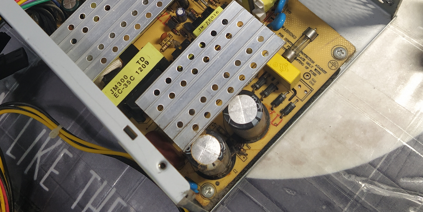 파워서플라이 1차 콘덴서 터진 상태