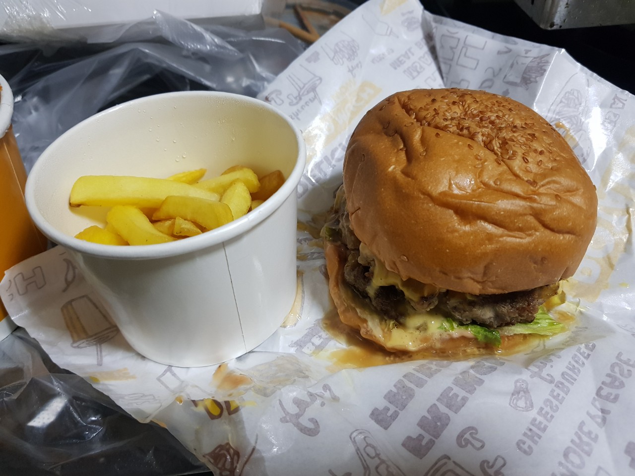 호치민 맛집&#44; 수제버거 배달 전문점 100 Burgers(4군) - 수제버거 & 감자튀김