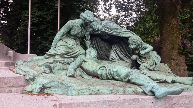 전쟁을 표현한 조각상