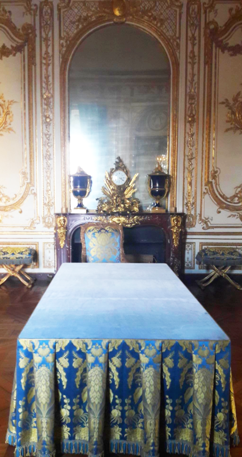 베르사유 궁전 여왕의 아파트의 화려한 탁자