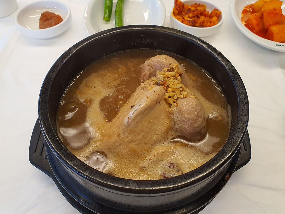  흑마늘 한방삼계탕 먹고 올여름 거뜬하게 '지호한방삼계탕 오륜점'