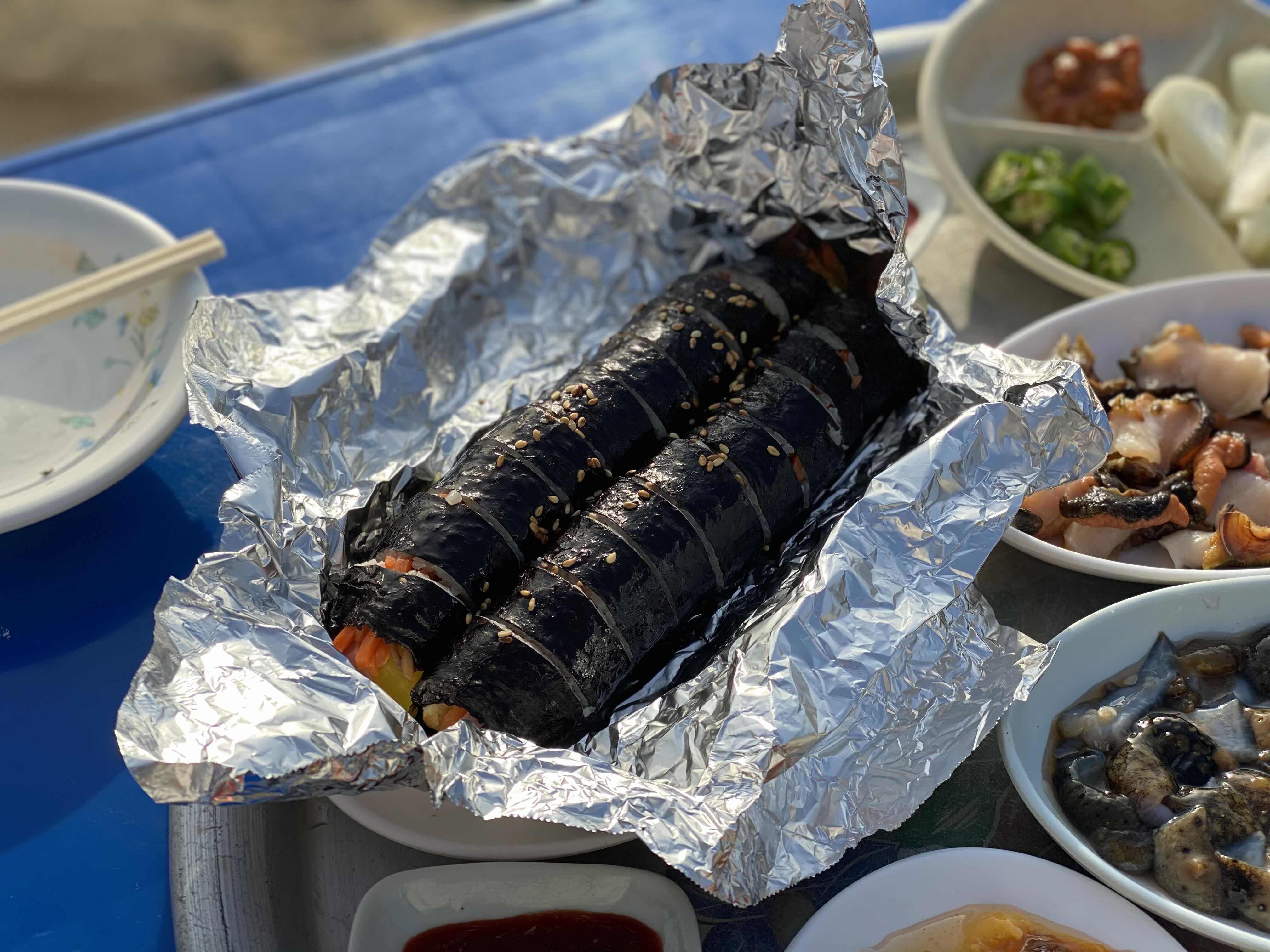 성게소와 함께 먹으면 맛있는 기본김밥