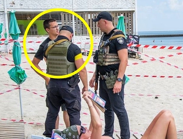  [포착] 해변서 술집서 교회서 남자만 보이면..징집 통지서 날리는 우크라軍 (영상)