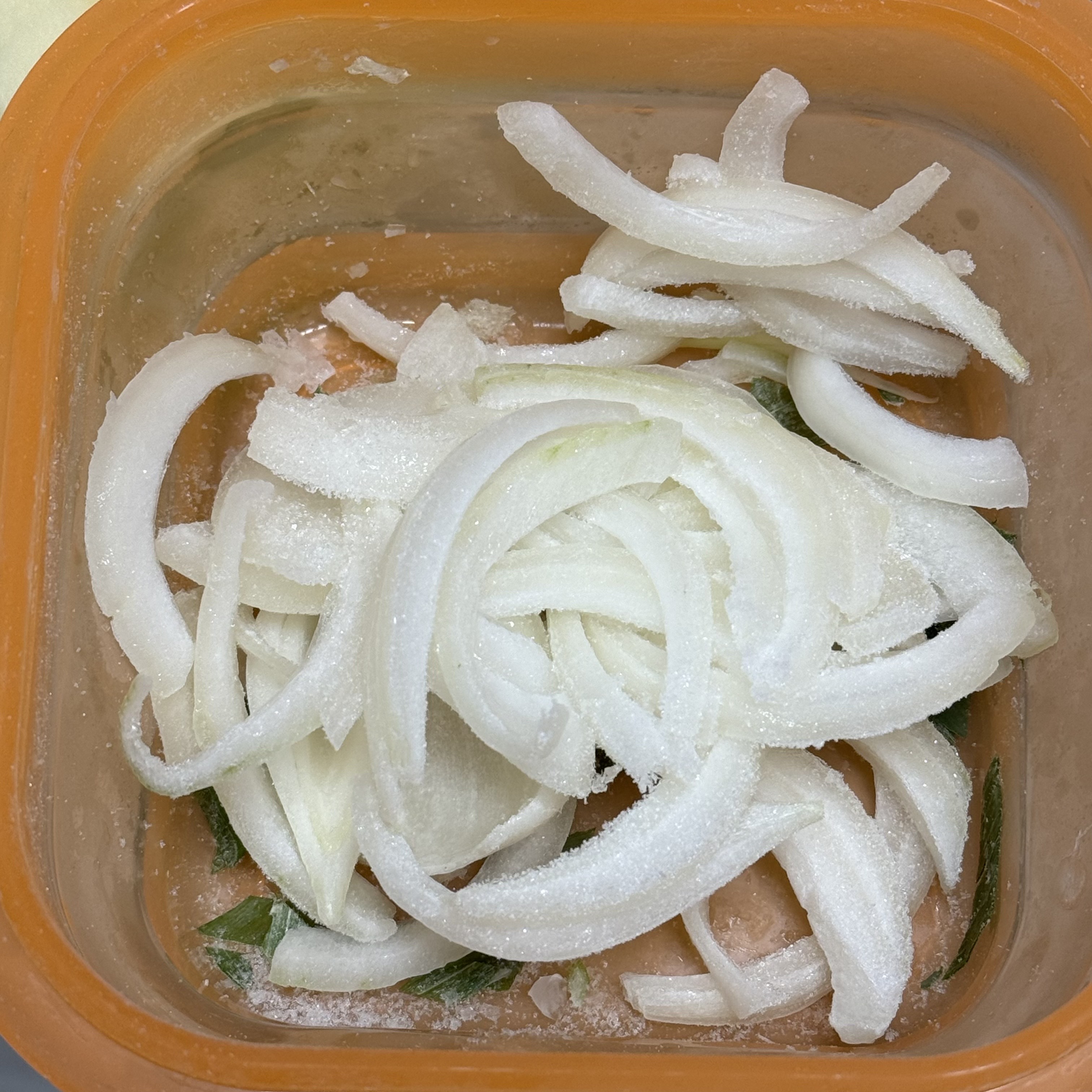 채 썰어서 냉동보관 한 양파