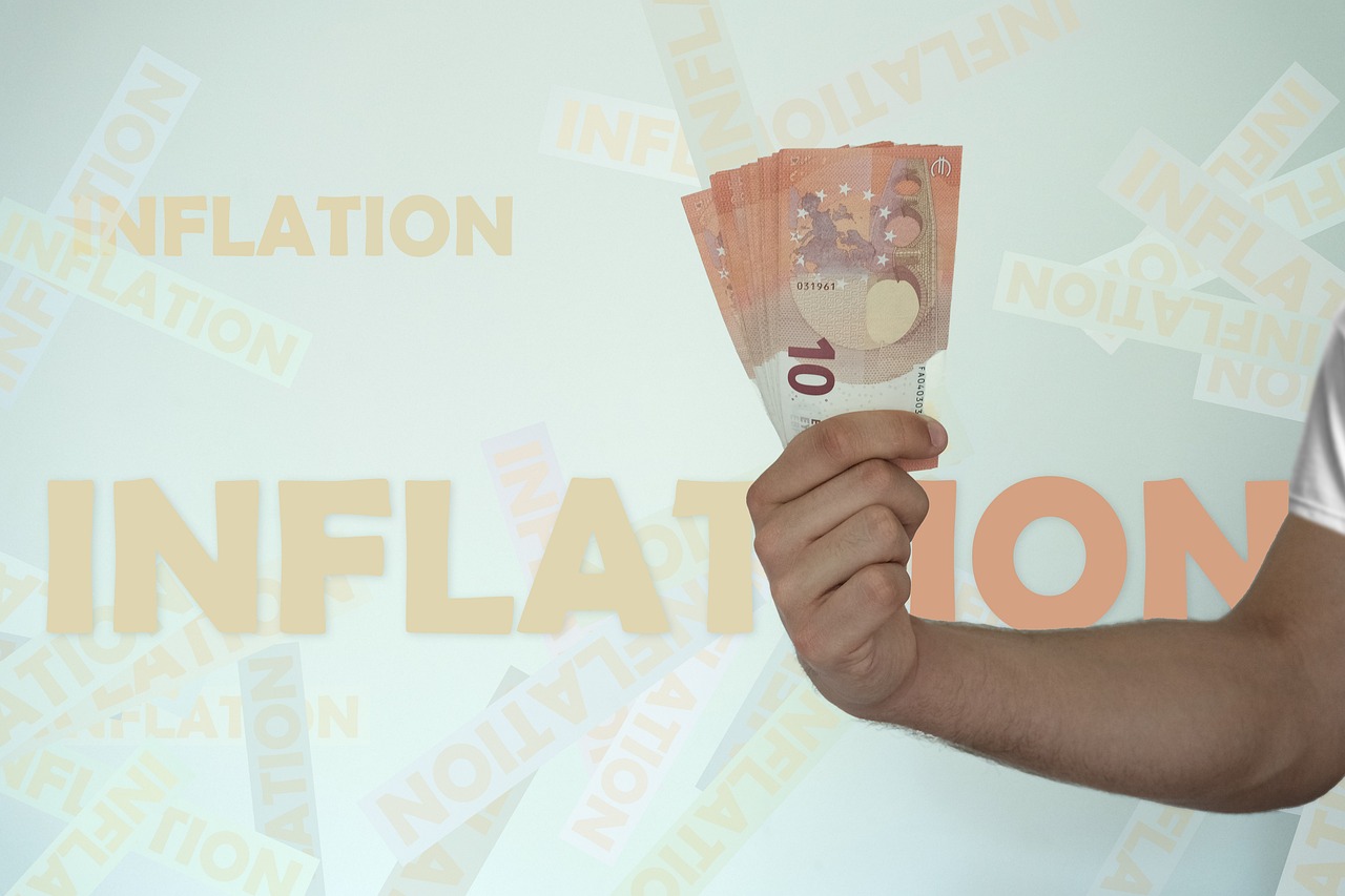 INFLATION 글자와 유로화 지폐 사진