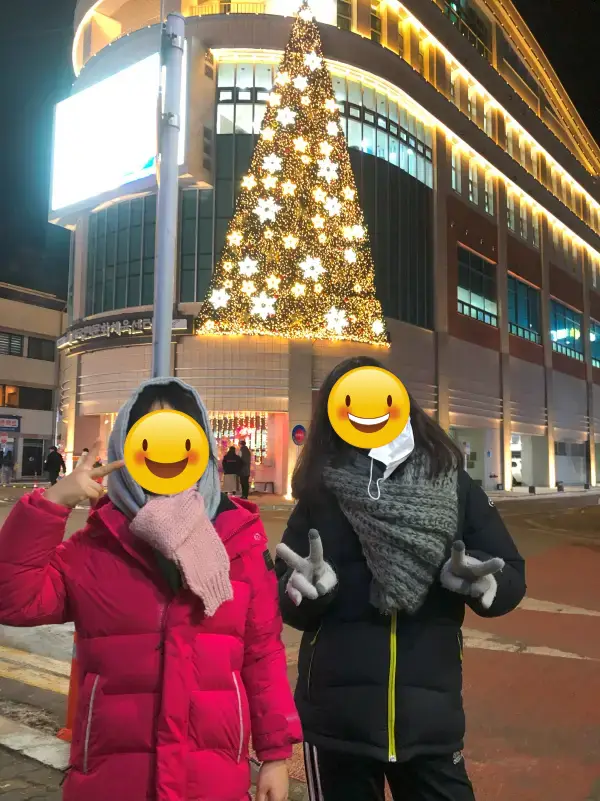 화천 국민 문화 체육센터 트리 앞에서 사진 찍는 아이들