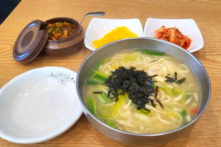 전통손칼국수 이미지