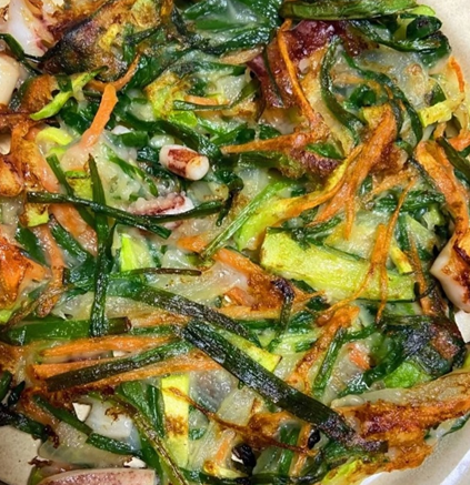 쪽파, 애호박, 오징어를 넣은 집에서 직접 한 쪽파전입니다.