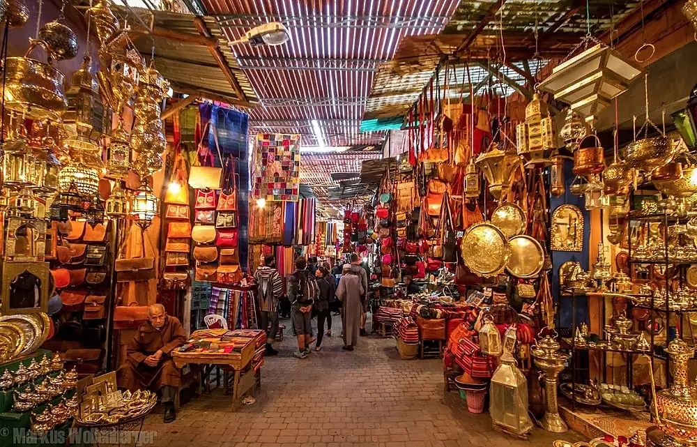 모로코의 색채 여행-장인정신이 깃든 조명 가게들