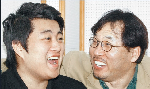 서수용 선생님과 김호중 어깨동무하며 웃는 모습