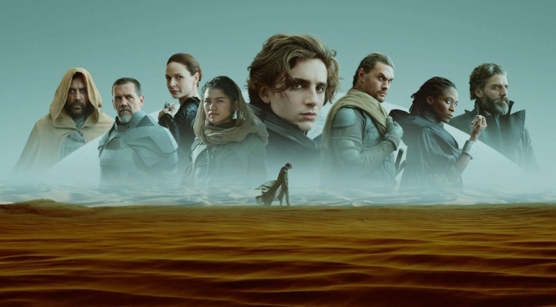 영화 듄의 주요 등장인물들이 모래사막 위에 나타나 있는 모습