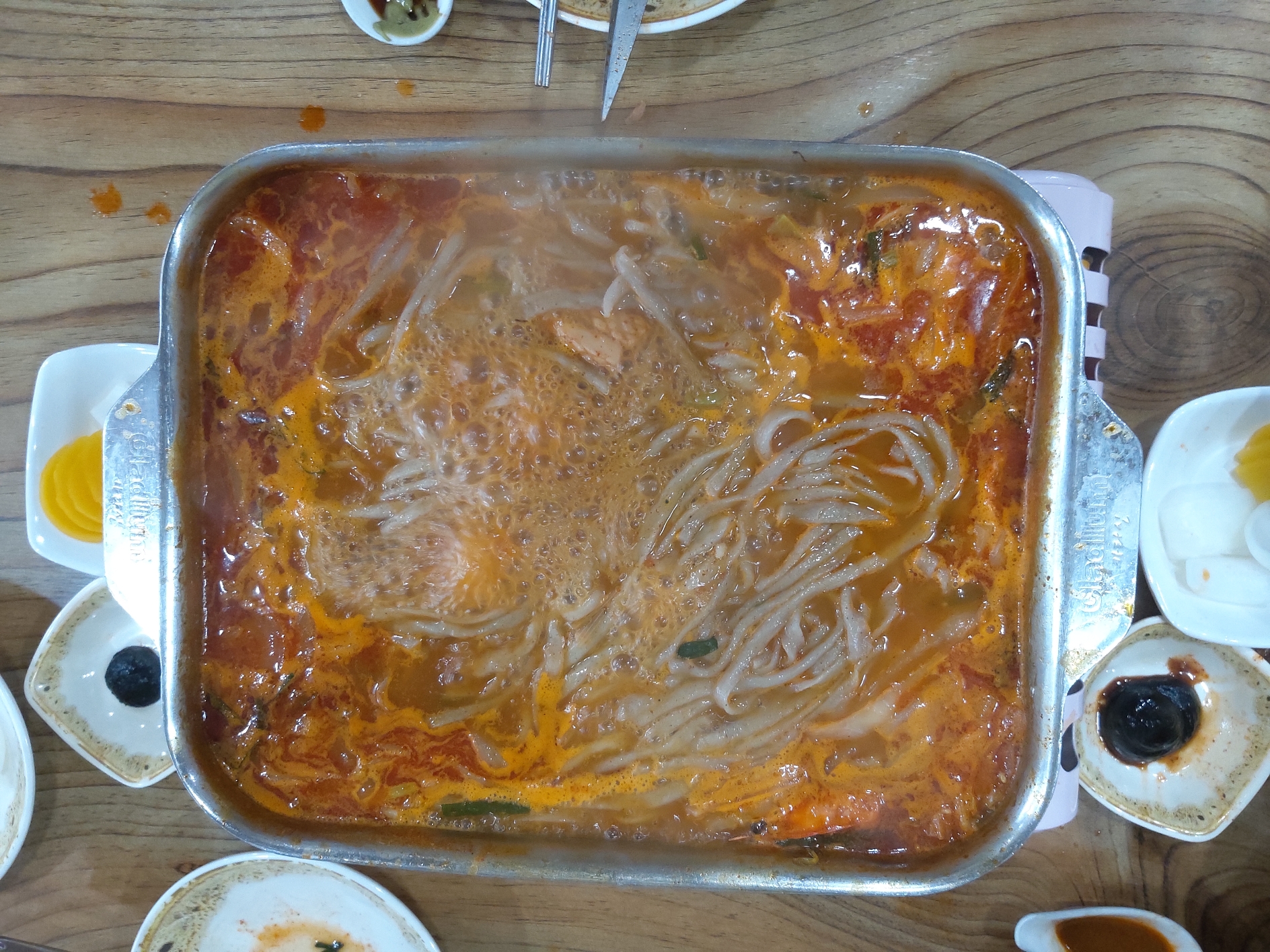 해물 짬뽕에 수타면을 넣고 끓이고 있다.