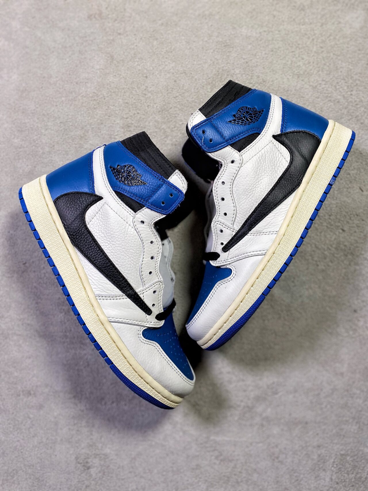  [NIKE x TRAVIS SCOTT x FRAGMENT] K 나이키 X 트래비스 스캇 X 프라그먼트 에어 조던1 레트로 하이 OG DH3227-105