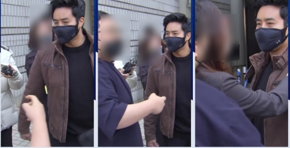 휴대전화를 불고 있는 이근 대위