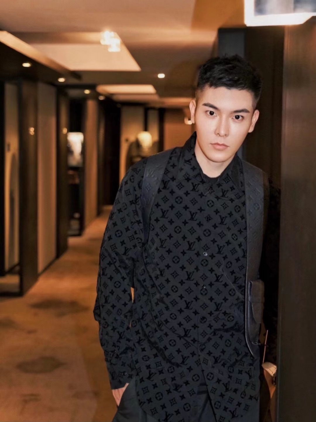  [LOUIS VUITTON] 루이비통 플록드 모노그램 클래식 셔츠 1A979A