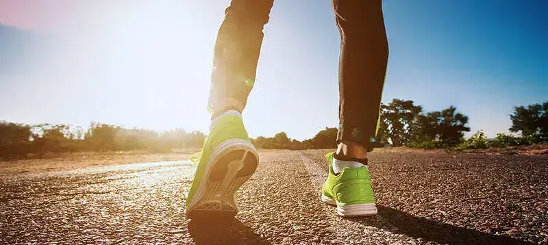 한-남성이-당뇨에-좋은-운동인-달리기를-위해-바닥-위에서-발을-스트레칭-하고-있다
