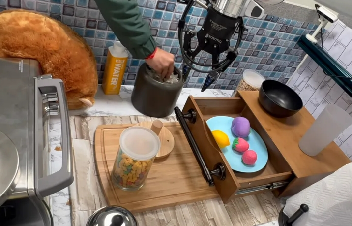  오늘의 화제의 로봇들 A 3-Year-Old Robot