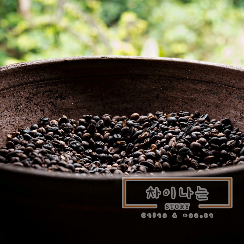 검은깨가-큰-대접에-담겨-있습니다.