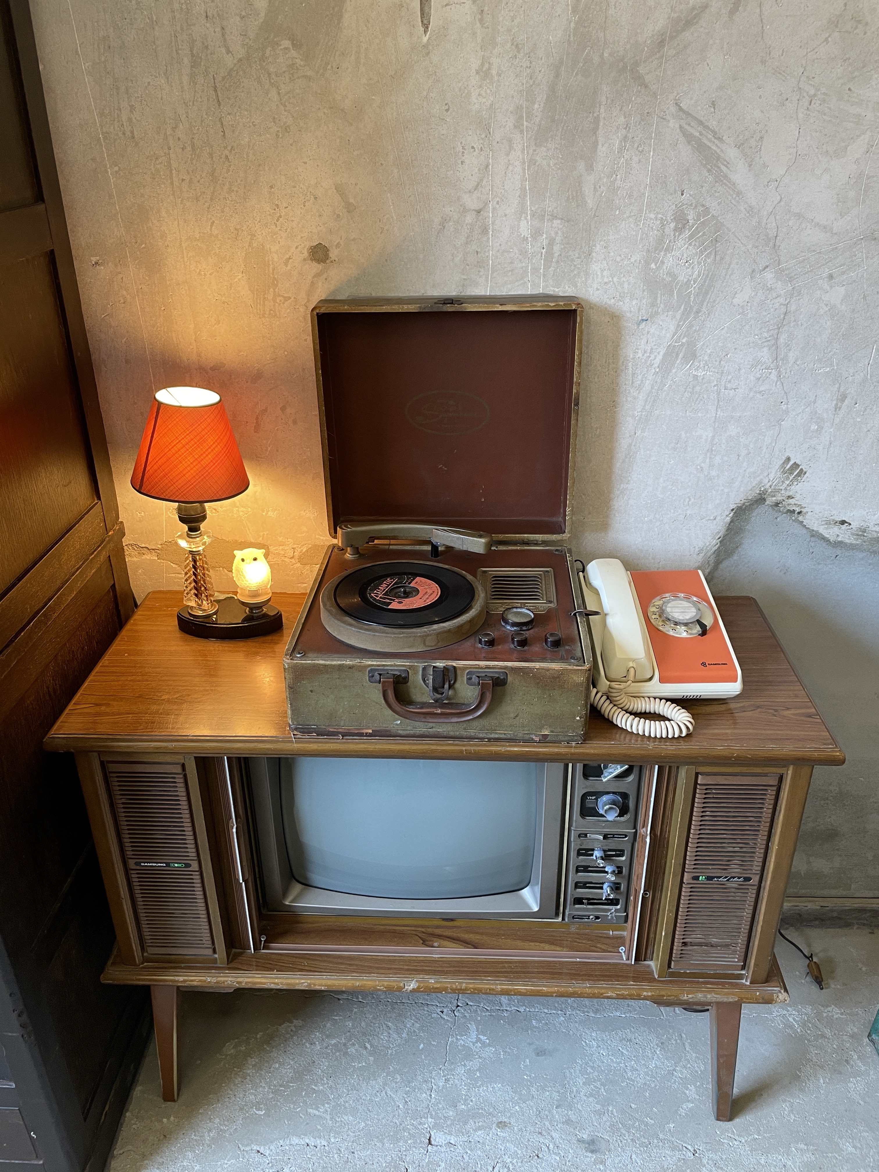 오래된 턴테이블 박스와 전화기&#44; 그리고 아날로그 TV