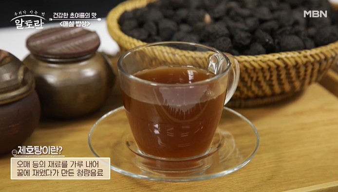 제호탕은-오매-등의-재료를-가루내어-꿀에-재웠다가-만든-청량음료이다